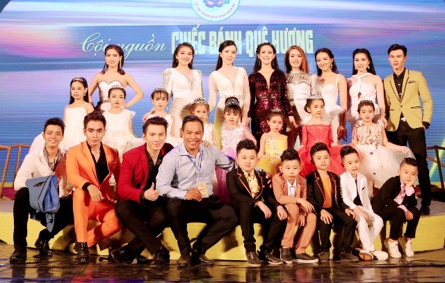 Hoa khôi Thúy Vi, Nam vương Võ Tiến “tái xuất” trình diễn thời trang ấn tượng - 10 Đêm diễn đã để lại nhiều cảm xúc với người xem tại lễ hội bánh dân gian Nam Bộ 2018.