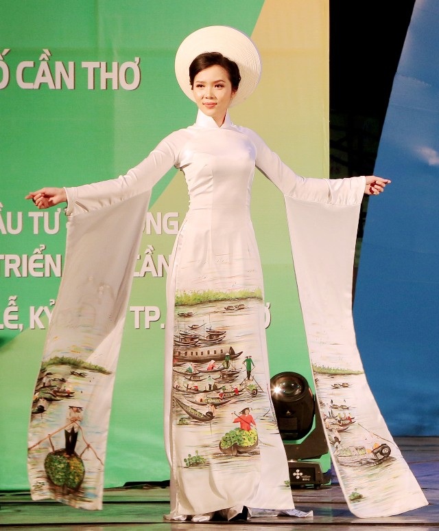 Hoa khôi Thúy Vi, Nam vương Võ Tiến “tái xuất” trình diễn thời trang ấn tượng - 1 Hoa khôi Thúy Vi, Nam vương Võ Tiến “tái xuất” trình diễn thời trang ấn tượng - 1