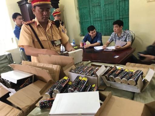 Bắt giữ xe khách chở hơn 1 tấn pháo lậu - 2 Toàn bộ tang vật tại hiện trường.