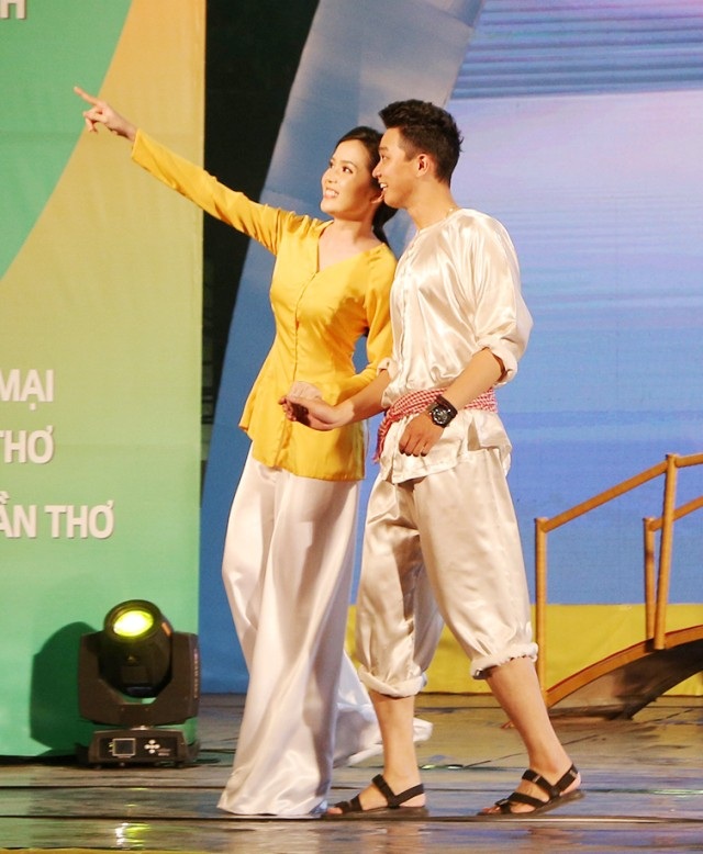 Hoa khôi Thúy Vi, Nam vương Võ Tiến “tái xuất” trình diễn thời trang ấn tượng - 4 Hoa khôi Huỳnh Thúy Vi duyên dáng trong trang phục áo dài, dạ hội, áo bà ba.