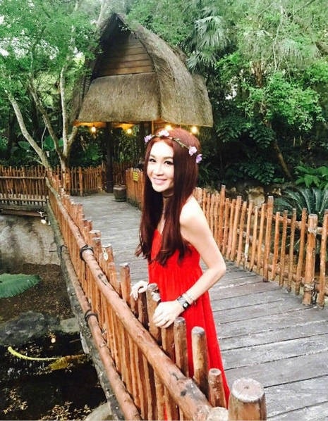 Mỹ nhân Ôn Bích Hà trẻ trung bất ngờ bên "ông xã" đại gia - 5
Trên trang cá nhân, người đẹp được mệnh danh là bông hồng lửa thường xuyên khoe ảnh đi du lịch cùng chồng. Cậu con trai nuôi của hai người cũng đã trưởng thành nên không còn bám theo bố mẹ thường xuyên.