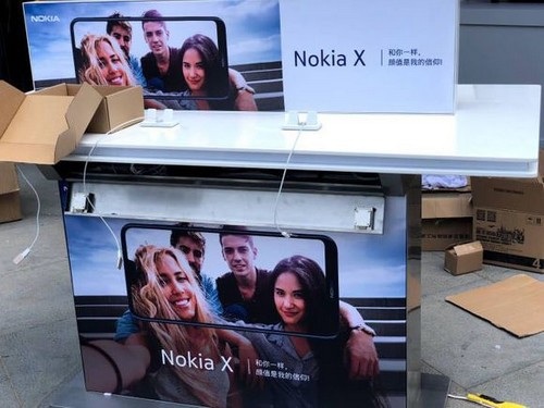 Gian trưng bày cho thấy sản phẩm có tên gọi Nokia X