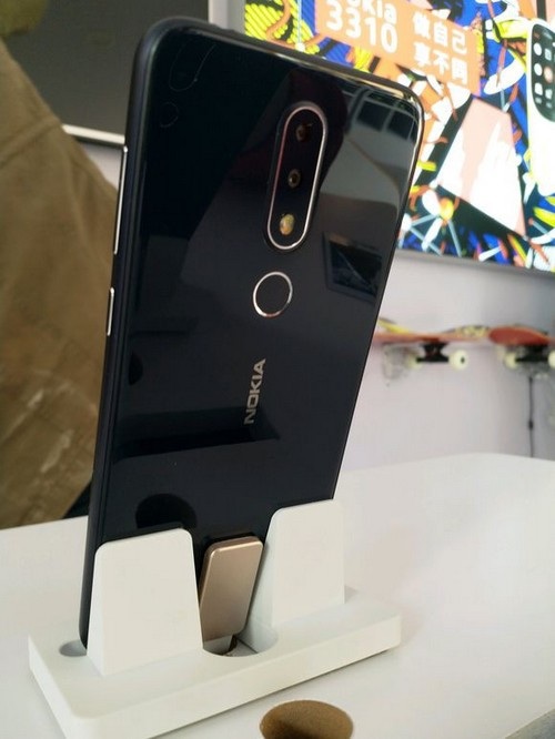 Lộ ảnh thực tế Nokia X màn hình tràn và thiết kế “tai thỏ” giống iPhone X - 4 Mặt sau với cụm camera kép và cảm biến vân tay
