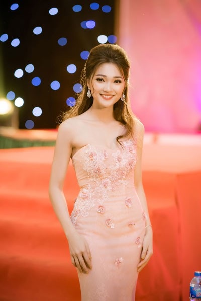 Người đẹp Ngọc Nữ duyên dáng làm giám khảo cuộc thi nhan sắc - 2 Ngọc Nữ được mời vì nàng xứ Nghệ đại diện cho thế hệ trẻ Việt Nam hiện nay luôn năng động, tự tin, tư duy trí tuệ, nhiệt huyết, dám cháy hết mình, giao tiếp bản lĩnh và cũng phù hợp với những tiêu chí “trí tuệ, duyên dáng, năng động, sáng tạo” mà cuộc thi dành cho sinh viên đang mong muốn tìm kiếm.