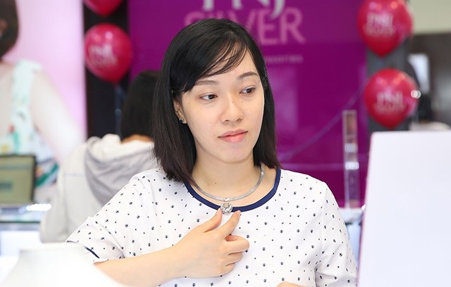Cùng ngày sinh nhật với PNJ, khách hàng ngạc nhiên trước món quà bất ngờ - 3
Chị L.Q. Hoa lựa chọn phần quà tặng đặc biệt của PNJ