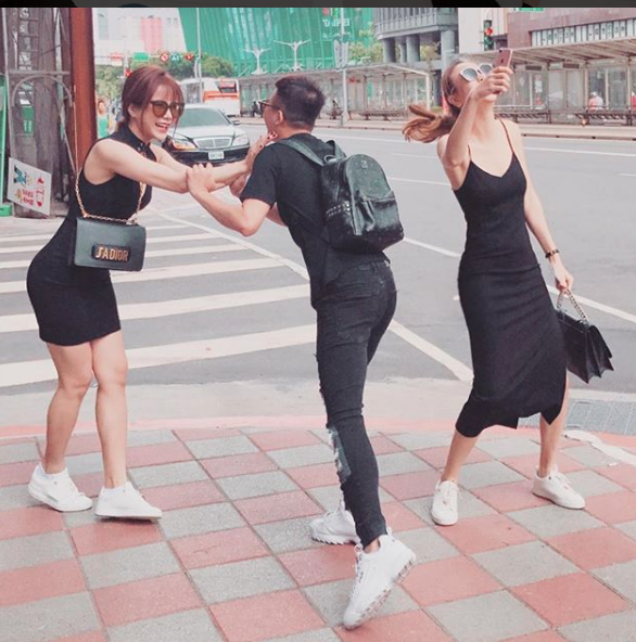 Họ chơi chung trong nhiều nhóm bạn.