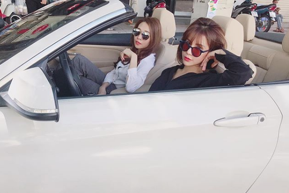 Sang đến năm 2017, để chứng minh cho mối quan hệ thân thiết vẫn duy trì sau nhiều năm, cặp đôi lại liên tục chia sẻ những bức hình đi chơi, đi du lịch chung vui vẻ.