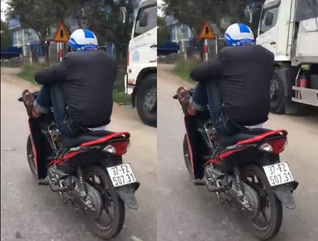 Nam thanh niên lái xe máy bằng chân, tay bấm điện thoại - 1 Nam thanh niên điều khiển xe bằng hai chân trong khi hai tay làm việc khác (ảnh cắt từ clip)