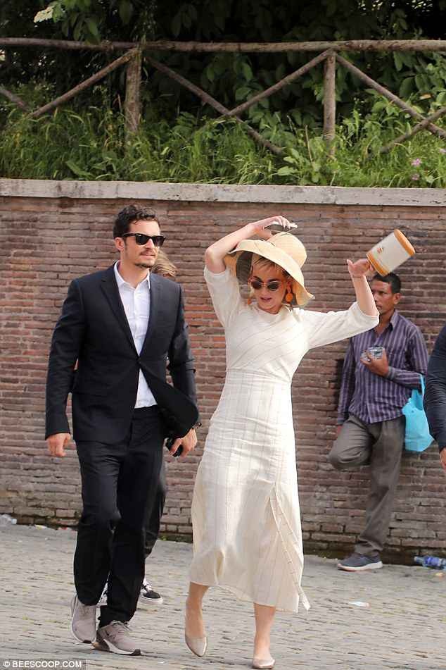 Katy Perry hạnh phúc bên Orlando Bloom - 2
Cặp tình nhân nổi tiếng trông rất sành điệu và thanh lịch khi đi trên phố