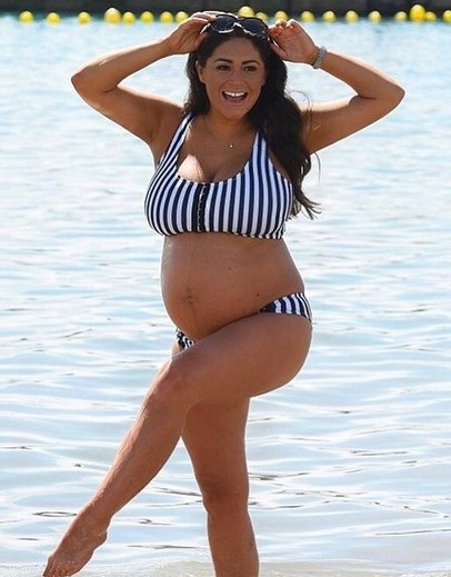 Casey Batchelor bụng bầu bự vẫn gợi cảm - 6
Người đẹp Anh bực dọc khi bị chỉ trích là béo phì, cô nói, không một bà bầu nào có thể thon thả hoặc kiểm soát vóc dáng như ý muốn