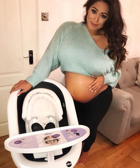 Casey Batchelor bụng bầu bự vẫn gợi cảm - 7
Casey Batchelor đã chuẩn bị nhiều đồ dùng cho con sắp sinh, cô cũng không tiết lộ giới tính em bé trong bụng.