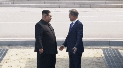 Khoảnh khắc lịch sử khi hai nhà lãnh đạo của hai miền Triều Tiên bắt tay nhau và bước sang lãnh thổ của nhau