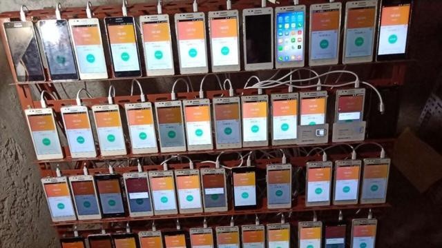 Một gia đình Trung Quốc câu trộm điện để đào Bitcoin - 1 Căn phòng chứa 56 điện thoại di động đang hoạt động để đào Bitcoin được phát hiện trong hộ gia đình. (Nguồn: Weibo)