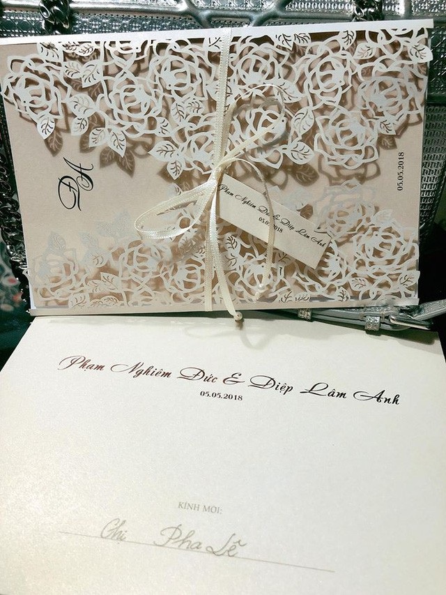 Hội Thánh Đức Chúa Trời "tấn công" showbiz; tin đồn gạ tình, rửa tiền gây xôn xao - 7 Thiệp mời chính thức của Diệp Lâm Anh cùng chú rể thiếu gia đã lộ diện. Diệp Lâm Anh cũng đã có khoảng thời gian thư giãn thoải mái ở Thái Lan cùng hôn phu trước ngày cưới.