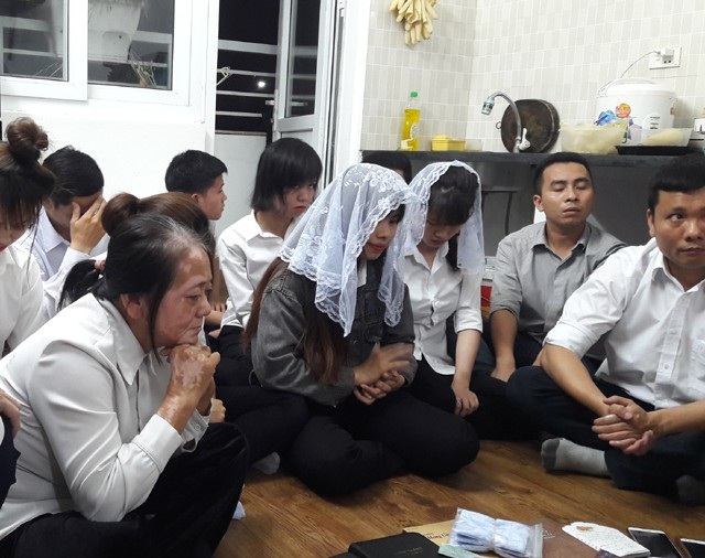 Phát hiện điểm hoạt động “Hội thánh Đức Chúa trời mẹ” tại Nghệ An - 1 Thời điểm cơ quan chức năng kiểm tra có 12 người đang sinh hoạt truyền đạo trái phép tại căn hộ 501.01 chung cư Golden city (xã Nghi Phú, TP Vinh, Nghệ An)