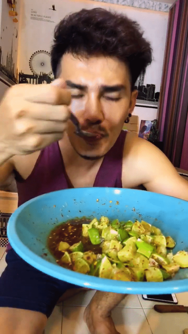 "Hotboy chuyên ăn cay" chia sẻ món chanh mắm đường khiến người xem "ứa nước miếng" - 3 Biểu cảm của Maunghong khi nếm thử chanh tươi trộn mắm đường