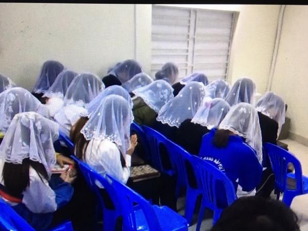 Hội Thánh Đức Chúa Trời "tấn công" showbiz; tin đồn gạ tình, rửa tiền gây xôn xao - 2 Hòa Minzy mong tất cả mọi người hãy cẩn thận, cô cũng bất ngờ chia sẻ thêm, cô có người anh ngày trước cực minh mẫn, học hành đàng hoàng, ý chí quyết tâm cuộc sống nhưng từ khi theo Hội xong không màng cuộc sống, cũng không thiết tha gì nữa chỉ suốt ngày nghĩ đến ngày tận thế.