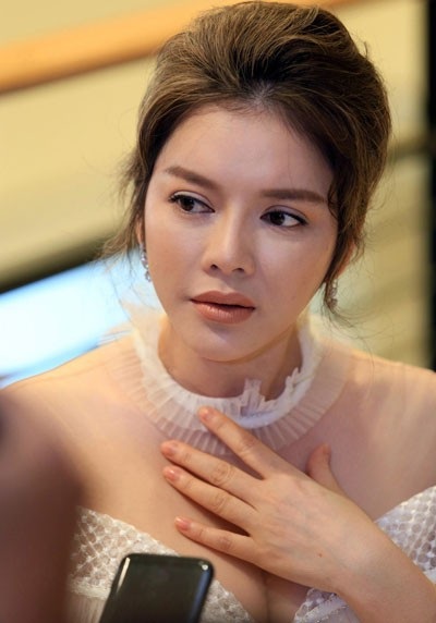 Hội Thánh Đức Chúa Trời "tấn công" showbiz; tin đồn gạ tình, rửa tiền gây xôn xao - 4 Những ngày qua, Lý Nhã Kỳ trở thành tâm điểm dư luận khi liên tục vướng phải tin đồn bị bắt, rồi rửa tiền cho đại gia. Trả lời câu hỏi về những thông tin đang bủa vây mình, cựu Đại sứ Du lịch Việt Nam nói: “Mọi điều tôi làm, tôi sẽ chịu trách nhiệm trước pháp luật. Tôi biết cái gì đúng, cái gì sai”.