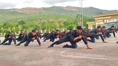 Chuyện ghi ở Trung đoàn Cảnh sát Cơ động Nam Trung bộ - 1 CSCĐ Tiểu đoàn 1 rèn luyện võ thuật, kỹ năng chiến thuật tấn công trấn áp tội phạm trên thao trường.