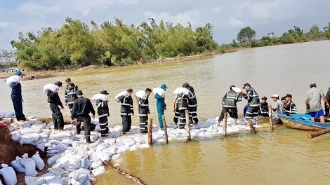 Chuyện ghi ở Trung đoàn Cảnh sát Cơ động Nam Trung bộ - 2 CBCS CSCĐ Tiểu đoàn 1 đào đắp, khôi phục bờ đê Gò Ông Ngôn ở xã Phước Hòa, huyện Tuy Phước (Bình Định).