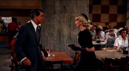 Khi Hollywood “chọc cười” khán giả bằng những sai sót khó tin - Ảnh 4. Khi Hollywood “chọc cười” khán giả bằng những sai sót khó tin - Ảnh 4.