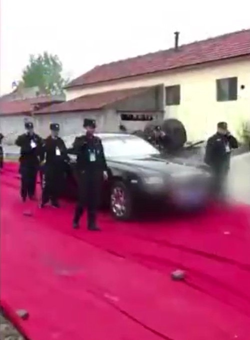 Chú rể dùng trực thăng rước dâu khiến cả nhà gái sốc nặng - 3 Chú rể dùng trực thăng rước dâu khiến cả nhà gái sốc nặng - 3