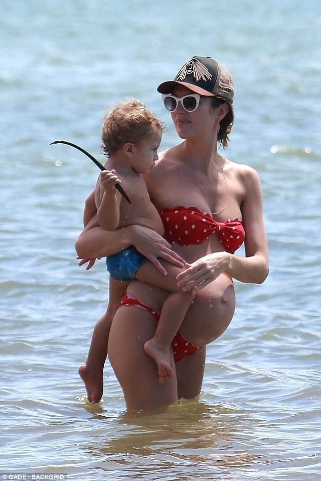 Candice Swanepoel "bế bụng" đi nghỉ mát - 1
Candice Swanepoel bế con trai đầu lòng Anacã đi nghỉ mát tại Brazil ngày 2/4 vừa qua