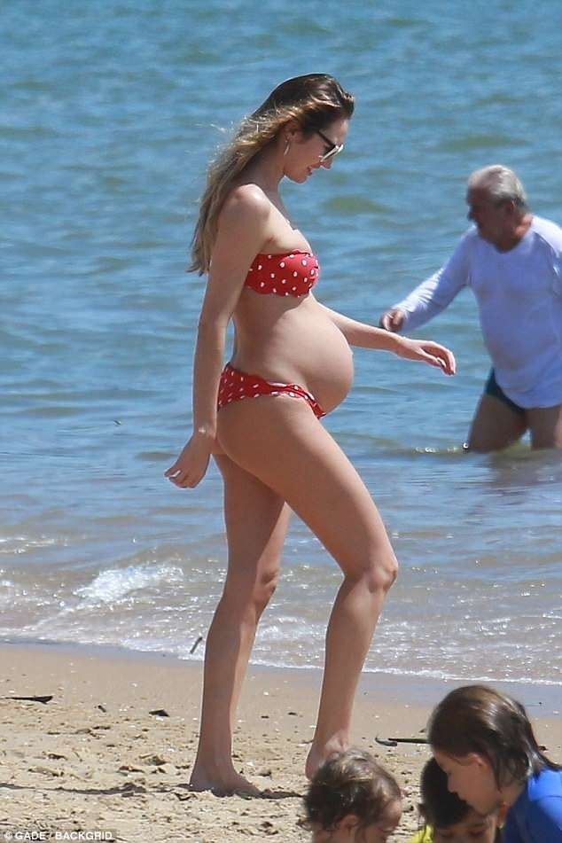 Candice Swanepoel "bế bụng" đi nghỉ mát - 2
Người mẫu áo tắm đình đám thế giới đang mang thai đứa con thứ 2 chừng 6 tháng