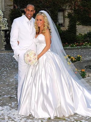 
Người đẹp 33 tuổi từng có hôn lễ đẹp như mơ tại biệt thự Playboy vào năm 2009 với cầu thủ bóng bầu dục hơn cô 3 tuổi
