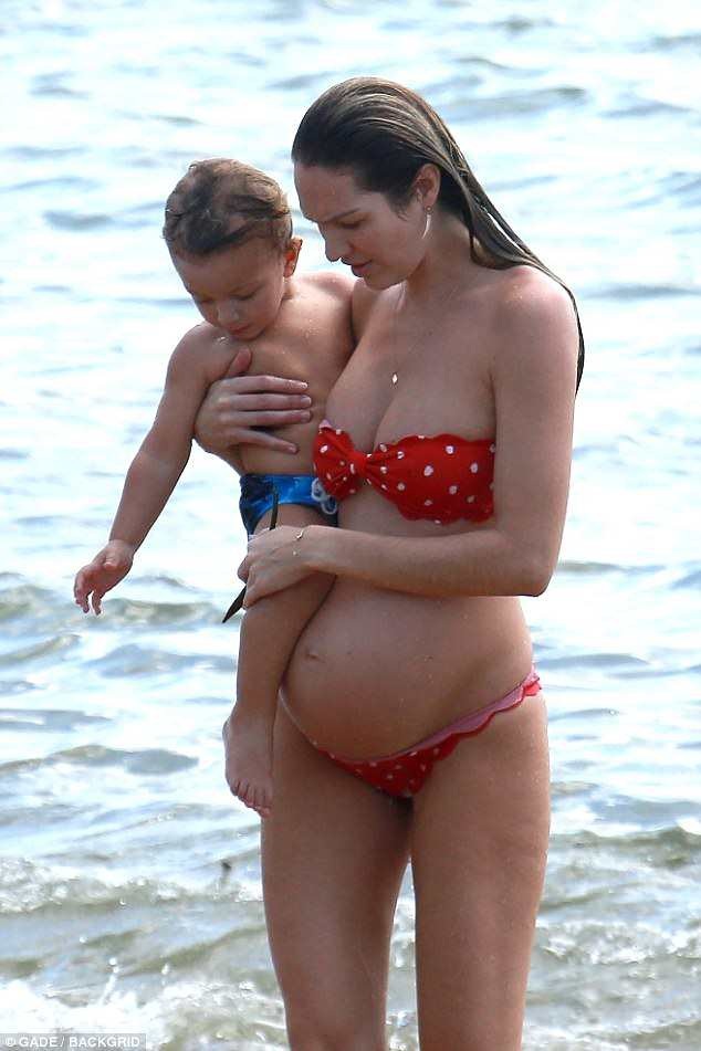 Candice Swanepoel "bế bụng" đi nghỉ mát - 5
Người đẹp cao 1,76m và hôn phu Hermann Nicoli hẹn hò từ năm 2005 nhưng vẫn chưa kết hôn