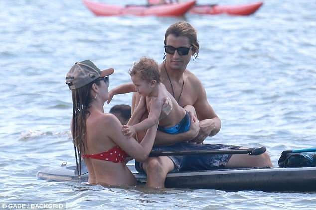 Candice Swanepoel "bế bụng" đi nghỉ mát - 6
Cặp đôi có với nhau 1 con trai năm nay hơn 1 tuổi