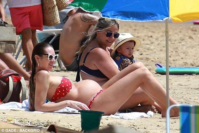 Candice Swanepoel "bế bụng" đi nghỉ mát - 7
Candice nói - con trai đầu lòng của cô rất ngoan nhưng cô sợ điều này khó xảy ra với đứa con thứ 2