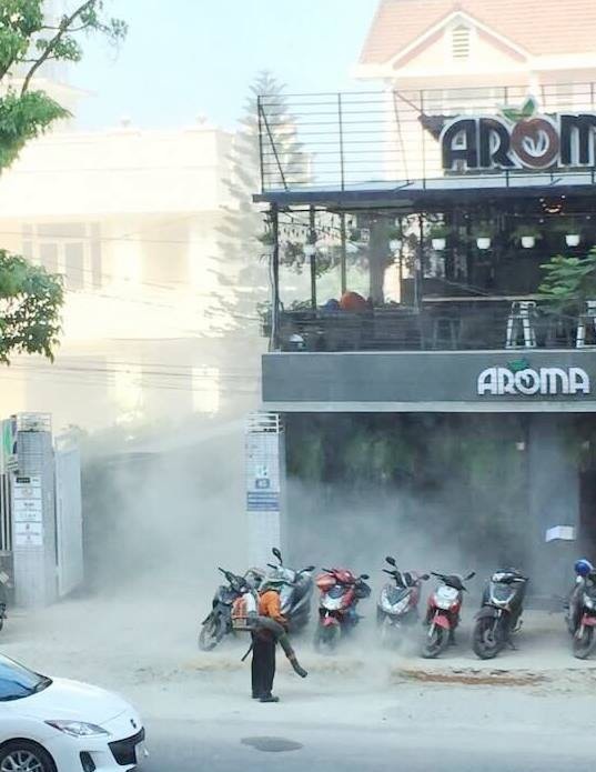 Cả khu phố bụi mịt mù vì kiểu thi công đường "không giống ai" - 6 Cả đường phố mịt mù trong bụi trắng từ các chiếc máy xịt bụi