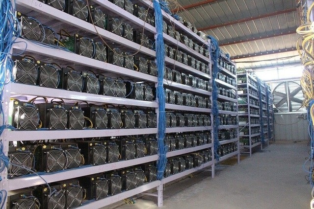 Hàn Quốc bắt giữ hàng chục tội phạm đào tiền ảo trái phép - 2 Những cơ sở đào Bitcoin như thế này đang tiêu tốn rất nhiều điện năng, thậm chí đe doạ tới hạ tầng năng lượng tại một số quốc gia.