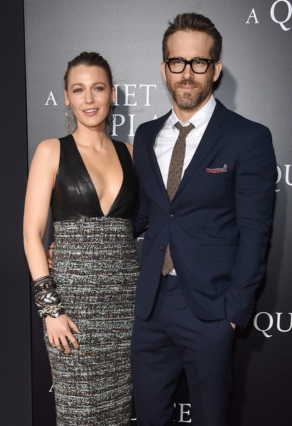 Blake Lively khoe ngực đầy - 2 
Blake Lively và Ryan Reynolds dự sự kiện để ủng hộ đôi bạn thân Emily Blunt - John Krasinski