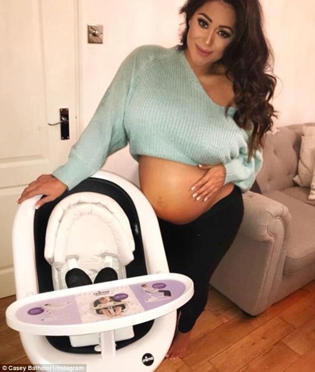 Casey Batchelor tự tin khoe bụng bầu - 4
Casey Batchelor chia sẻ, cô tăng cân nhiều khi bầu bí và ăn uống ngon miện hơn