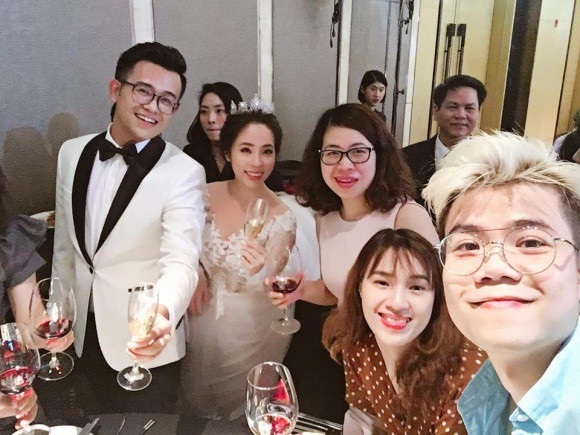 MC Đức Bảo "Chúng tôi là chiến sĩ" đắm đuối hôn sâu cô dâu trong lễ cưới - 17 Ca sĩ Đinh Mạnh Ninh (ngoài cùng bên phải) tới chúc mừng cặp đôi. (Ảnh: Đinh Mạnh Ninh).