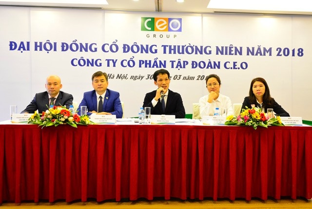 Tập đoàn CEO: Kiên định chiến lược đặc khu, tập trung mũi nhọn BĐS nghỉ dưỡng - 2
Đoàn Chủ tịch trả lời cổ đông tại ĐHĐCĐ thường niên năm 2018