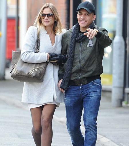 Vi phạm lỗi giao thông, Alexis Sanchez vẫn vui vẻ “tay trong tay” với bồ xinh - 1 Sanchez vừa thong thả đưa bạn gái đi ăn