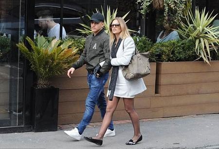 Vi phạm lỗi giao thông, Alexis Sanchez vẫn vui vẻ “tay trong tay” với bồ xinh - 2 Sanchez và bạn gái đã có những giây phút ngọt ngào bên nhau