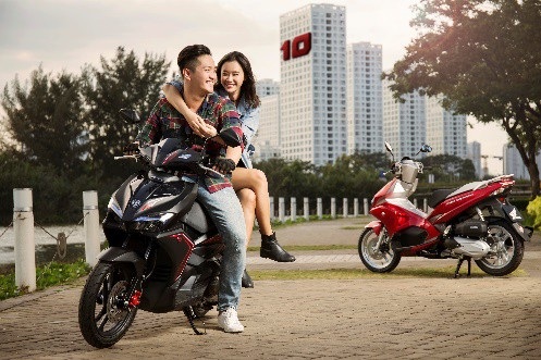 Cùng Honda Air Blade thể hiện đẳng cấp - 5
Nếu màu đỏ tượng trưng cho may mắn, thì màu đen mang lại cảm giác quyền lực, sang trọng