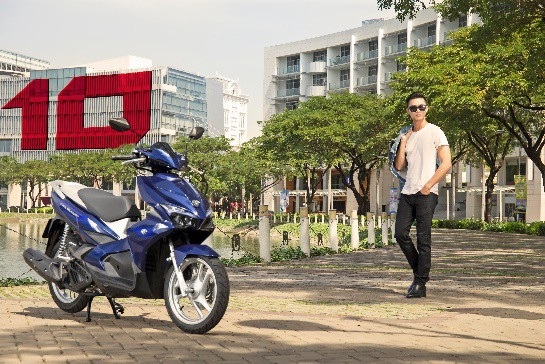 Cùng Honda Air Blade thể hiện đẳng cấp - 6
Nếu chọn chiếc xe màu xanh bạc trẻ trung thời trang, bạn cũng có thể thể hiện thần thái thật ngầu của mình như anh bạn này