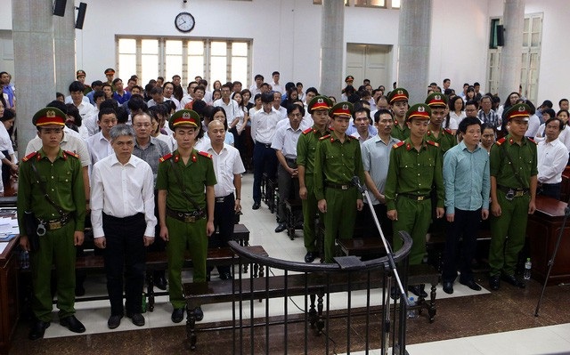 Các bị cáo nghe tòa tuyên án sáng 29/9/2017.