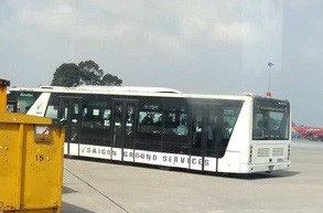 Tài xế quên kéo phanh, xe chở khách trôi tự do trong sân bay - 1 Xe chở khách từ nhà ga ra máy bay (ảnh minh họa)