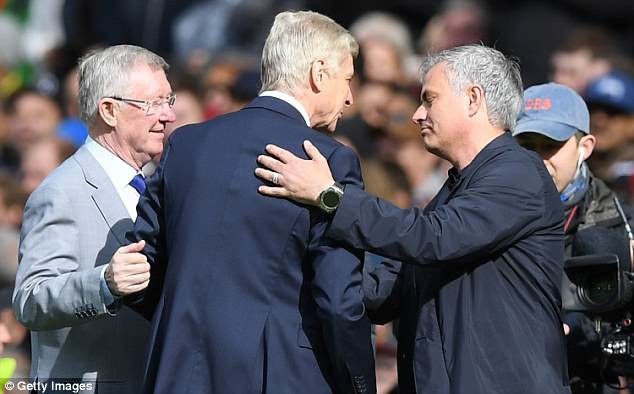 Sir Alex Ferguson xuống sân, trao quà chia tay Wenger - 3 HLV Mourinho vào sân để chúc mừng HLV Wenger