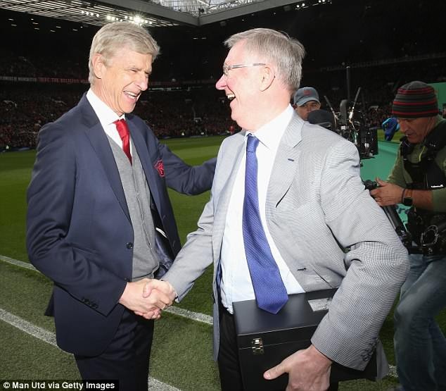 Sir Alex Ferguson xuống sân, trao quà chia tay Wenger - 2 Họ từng là kình địch nhưng giờ đây đã có thể nở nụ cười thoải mái bên nhau