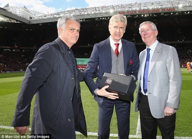 Sir Alex Ferguson xuống sân, trao quà chia tay Wenger - 1 Sir Alex Ferguson xuống sân trao quà cho HLV Wenger