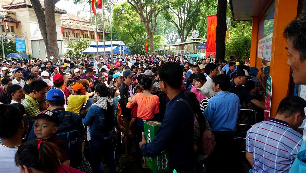 Ngày lễ, hàng nghìn người Sài Gòn đổ về khu vui chơi... "trốn nóng" - 2 Nhiều người phải xếp hàng gần 30 phút dưới thời tiết khá nắng nóng để đến lượt mua vé vào cổng