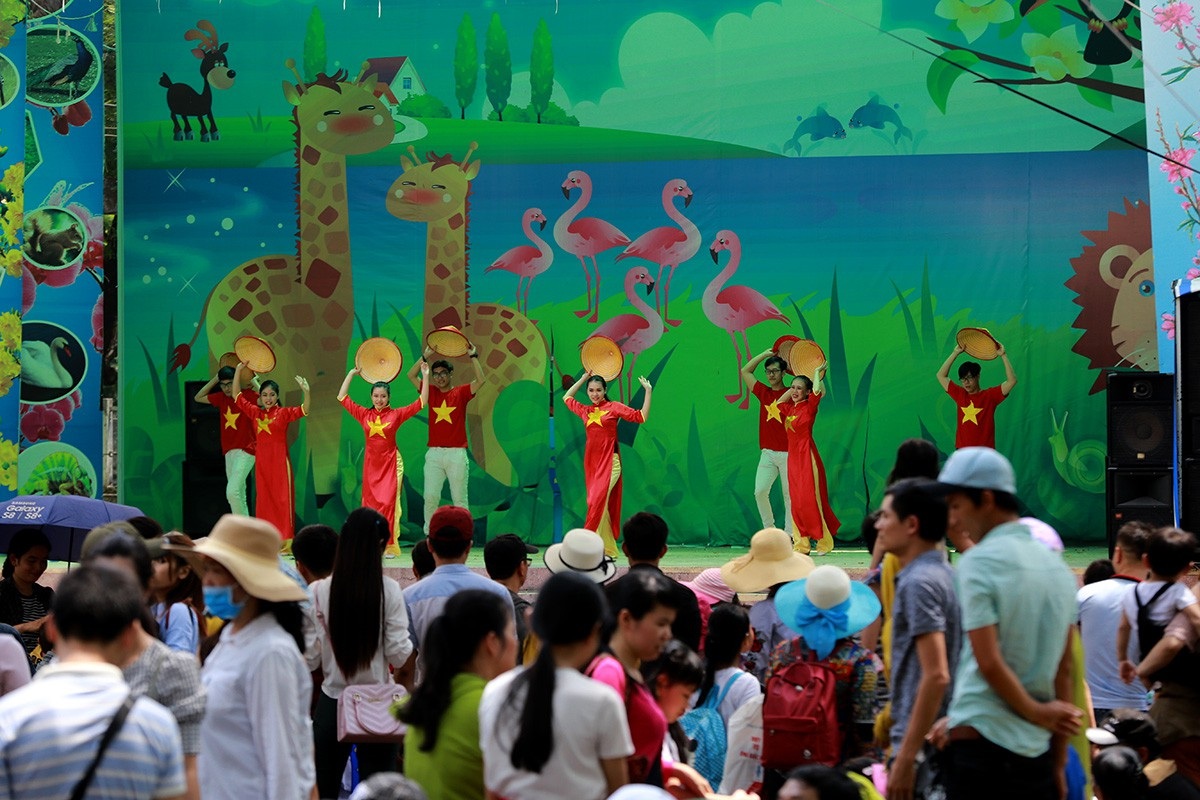 Ngày lễ, hàng nghìn người Sài Gòn đổ về khu vui chơi... "trốn nóng" - 13 Các tiết mục văn nghệ phục vụ du khách.