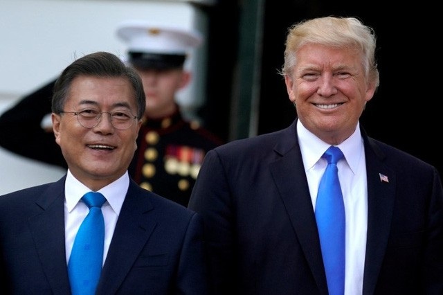 Tổng thống Hàn Quốc nói ông Trump xứng đáng nhận giải Nobel Hòa bình - 1 Tổng thống Hàn Quốc Moon Jae-in và Tổng Thống Mỹ Donald Trump (Ảnh: Reuters)